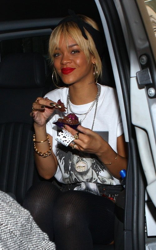 Rihanna tươi cười ăn chiếc bánh ngọt trên ô tô trong ngày sinh nhật của mình tại nước Anh.